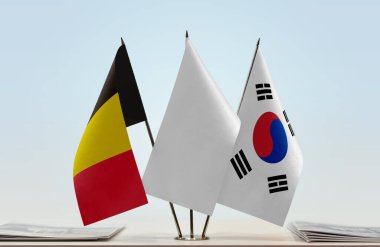 Belçika Güney Kore bayrakları ile kağıtlar hazır.