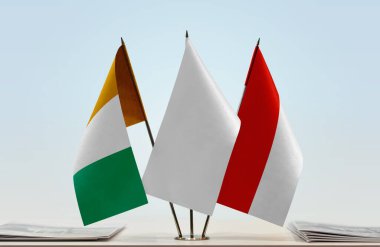  Fildişi Sahili Endonezya ve beyaz bayraklar kağıtlarla birlikte beklemede  