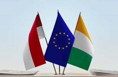 Monaco Fildişi Sahili ve eu bayrakları kağıtların yanında.