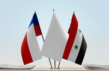 Suriye ve Şili bayrakları kağıtlarla beklemede 