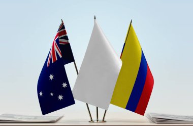 Avustralya, Kolombiya ve beyaz bayraklar kağıtlarla ayakta