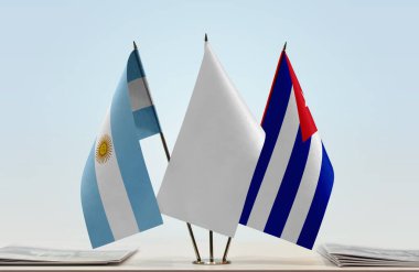 Arjantin Küba ve beyaz bayraklar kağıtlarla ayakta