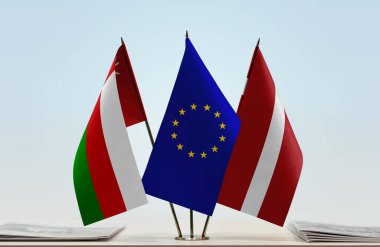 Umman Letonya ve eu bayrağı kağıtlarla beklemede