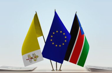 Vatikan Şehri Güney Sudan ve eu bayrağı evraklarla birlikte duruyor