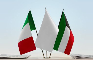 İtalya ve Kuveyt bayrakları kağıtlarla ayakta