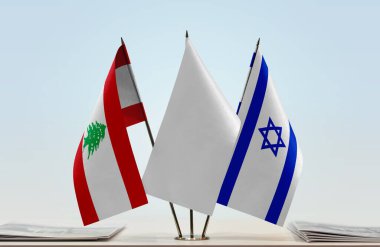 İsrail, Lübnan ve beyaz bayraklar kağıtlarla ayakta