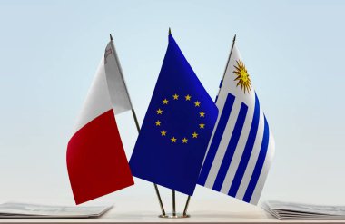 Malta Uruguay ve eu bayrakları kağıtlarla ayakta