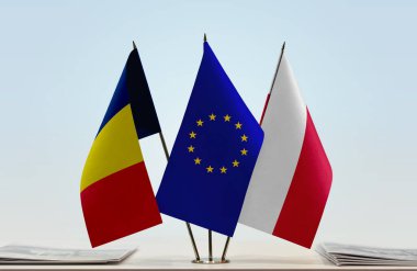 Chad ve eu bayrakları tezgahta.