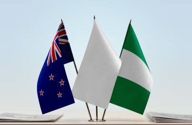 Yeni Zelanda, Nijerya ve evraklarla birlikte beyaz bayraklar  