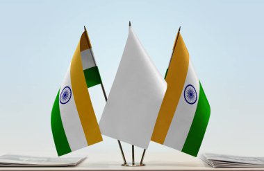 Hindistan ve beyaz bayraklar kağıtlarla ayakta  