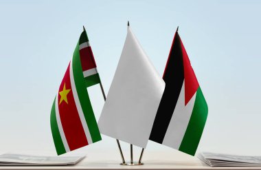 Beyaz ve Ürdün bayrakları kağıtlarla ayakta   