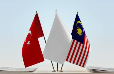 Türkiye, Malezya ve beyaz bayraklar kağıtlarla ayakta  