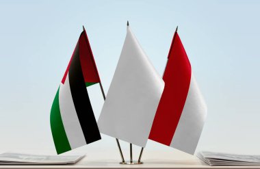  Filistin ve Monako bayrakları kağıtlarla ayakta duruyor   