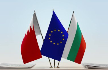 Bahreyn ve eu bayrakları tezgahta kağıtlarla  