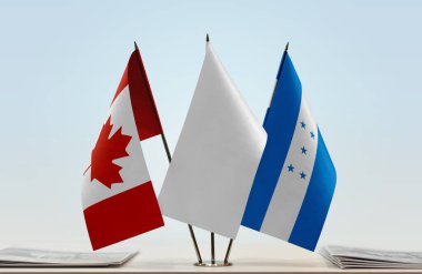 Kanada Honduras ve beyaz bayraklar kağıtlarla ayakta
