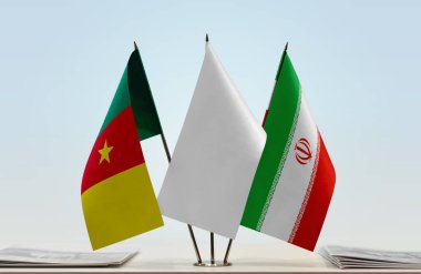 Cameron İran ve beyaz bayraklar kağıtlarla ayakta