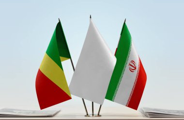 Kongo Cumhuriyeti İran ve beyaz bayraklar belgelerle ayakta  