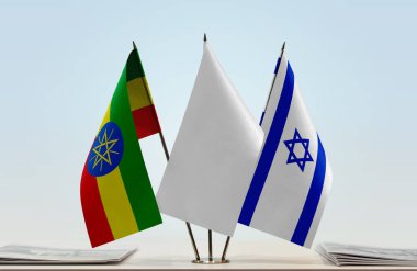 İsrail, Etiyopya ve beyaz bayraklar kağıtlarla ayakta