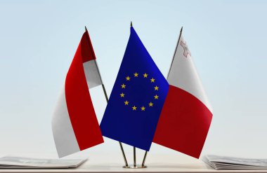 Endonezya Malta ve eu bayrakları kağıtlarla ayakta  
