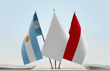 Arjantin Monaco bayrakları kağıtlarla ayakta   