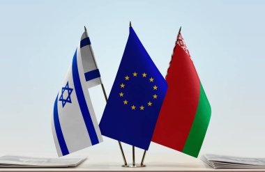 Belarus, İsrail ve eu bayrakları kağıtlarla ayakta