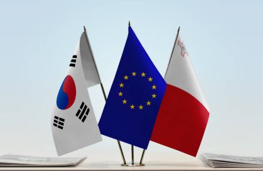 Güney Kore Malta bayrakları tezgahta.  