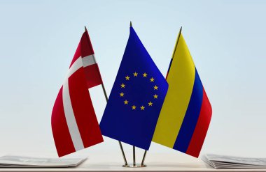  Danimarka Kolombiya ve eu bayrağı kağıtlarla birlikte duruyor