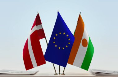 Danimarka Nijer ve eu bayrağı kağıtlarla birlikte beklemede