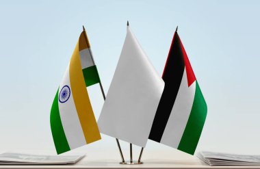 Hindistan, Filistin ve beyaz bayraklar masaya konmuş gazetelerle