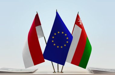 Monaco Umman ve eu bayrakları kağıtların yanında duruyor.