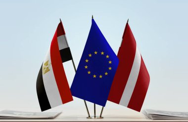 Letonya ve Mısır 'ın bayrakları tezgahta   