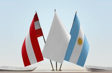 Avusturya, Arjantin ve beyaz bayraklar belgelerle ayakta