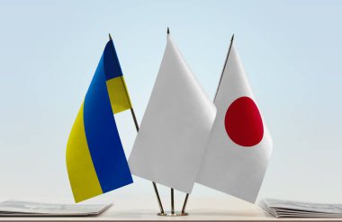 Ukrayna, Japonya ve beyaz bayraklar masada gazeteler