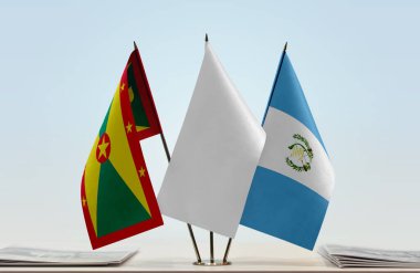 Grenada ve Guatemala bayrakları tezgahta.