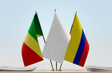 Kongo Cumhuriyeti Kolombiya ve beyaz bayraklar kağıtlarla ayakta duruyor  