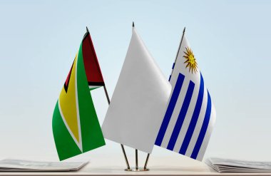 Guyana ve Uruguay bayrakları tezgahta.