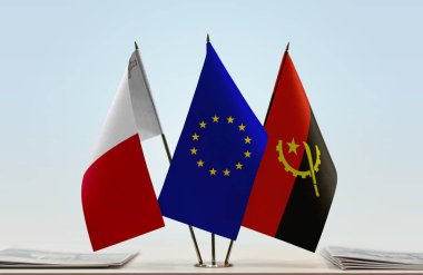 Malta Angola ve eu bayrakları evraklarla birlikte