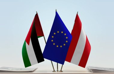 Avusturya, Ürdün ve eu bayrakları kağıtlarla ayakta