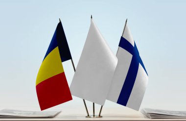 Chad Finland ve beyaz bayraklar kağıtlarla ayakta duruyor
