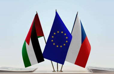 Hırvatistan ve Ürdün bayrakları belgelerle ayakta   