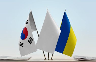 Güney Kore, Ukrayna ve beyaz bayraklar masada gazeteler