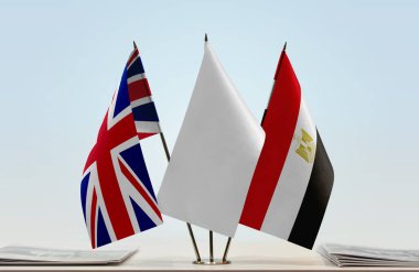 Büyük Britanya ve Mısır kağıtlarla ayakta duruyor   