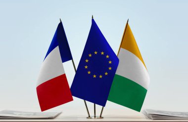 Fransa Fildişi Sahili ve eu bayrağı kağıtlarla birlikte duruyor