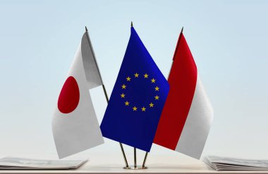 Monako ve Japonya belgelerle ayakta duruyor   