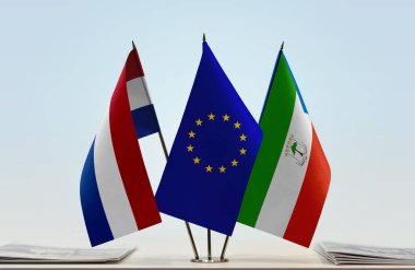Hollanda Ekvator Ginesi ve eu bayrakları kağıtlarla birlikte beklemede