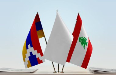 Nagorno-Karabakh Lübnan ve beyaz bayraklar kağıtlarla ayakta