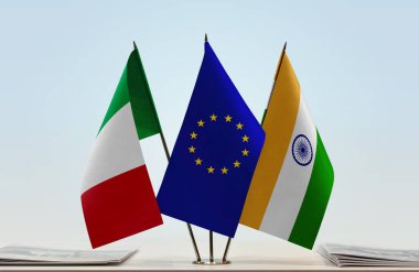 İtalya Hindistan ve eu bayrağı kağıtlarla ayakta
