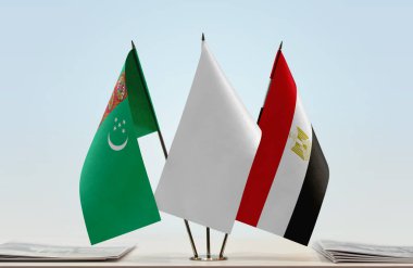  Türkmenistan ve Mısır bayrakları kağıtlarla ayakta   