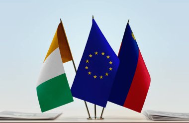 Fildişi bayraklar kağıtlarla birlikte tezgahta  