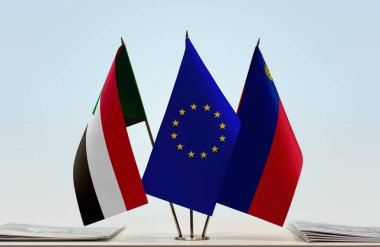 Sudan eu bayrakları tezgahta duruyor.  
